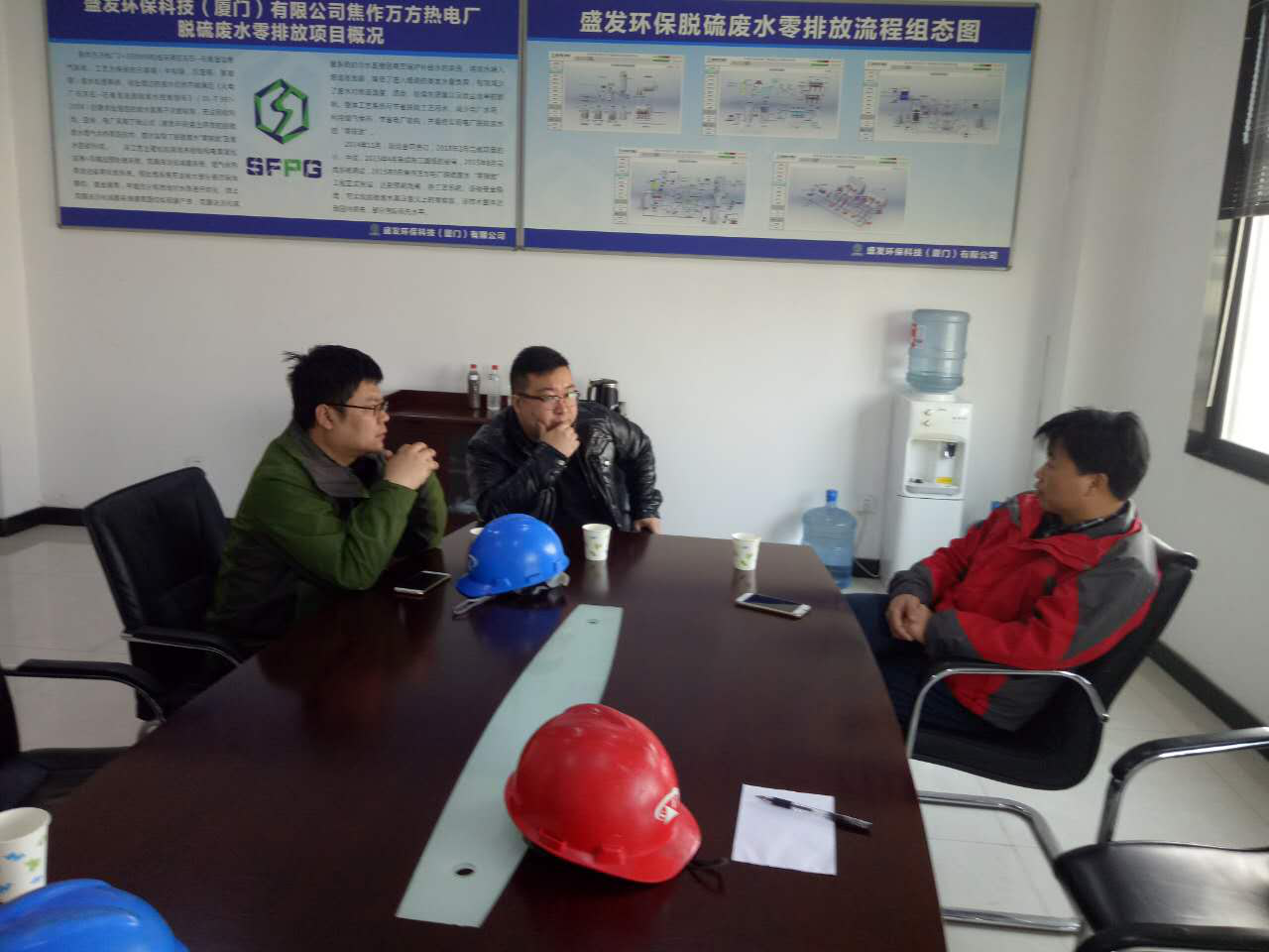 中電投上海成套電器設(shè)計院劉主任到焦作萬方項目部做技術(shù)交流與合作。